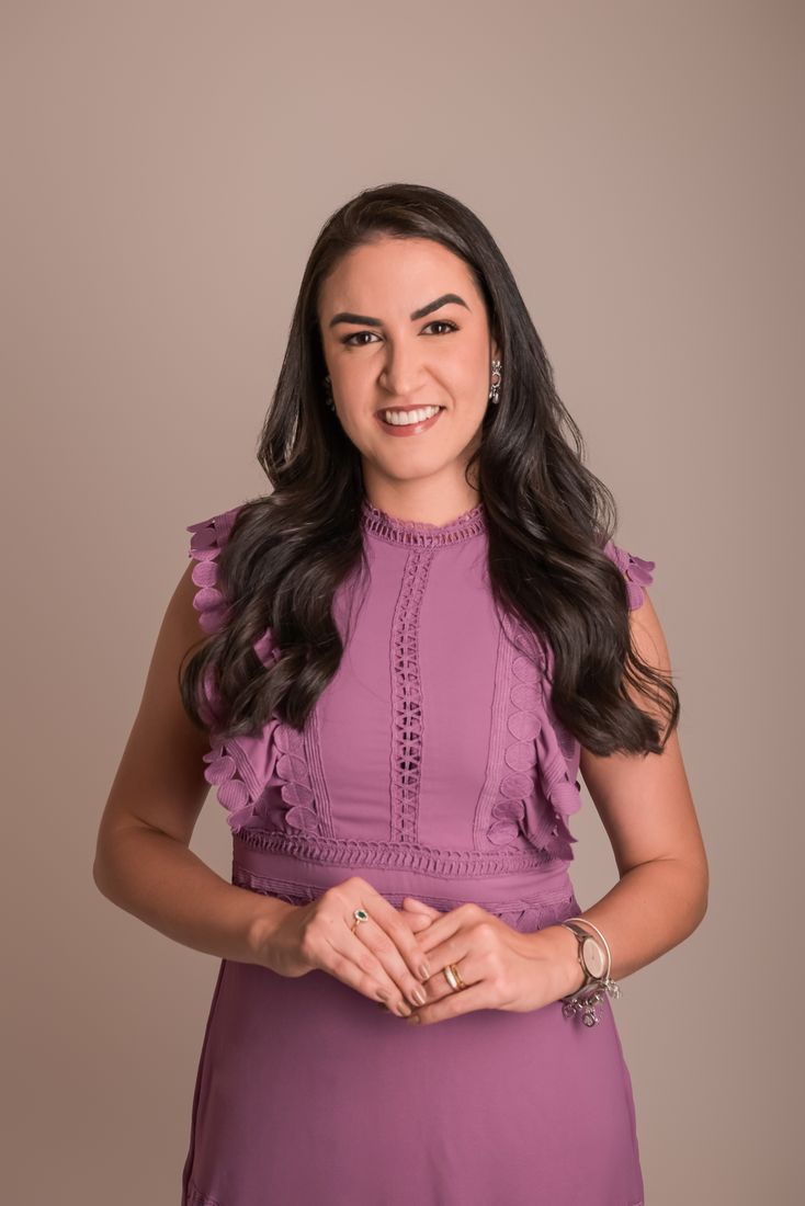 Dra. Carol Nogueira de vestido lilás